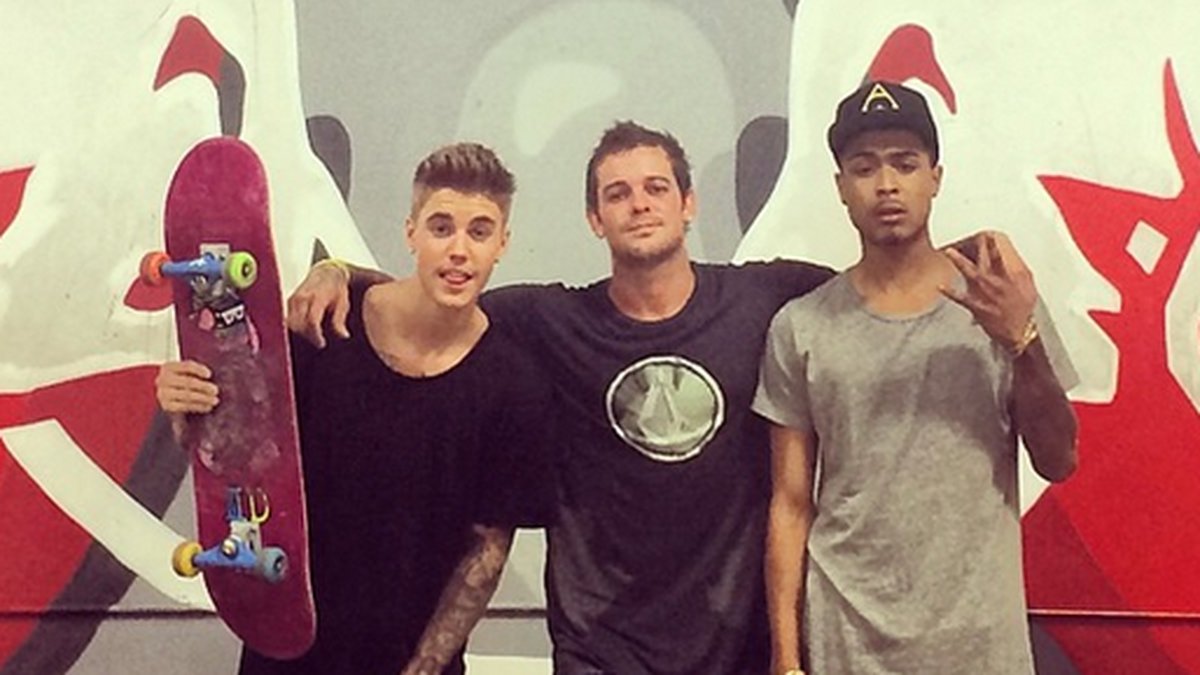 Justin Bieber skejtar med sina kompisar. 